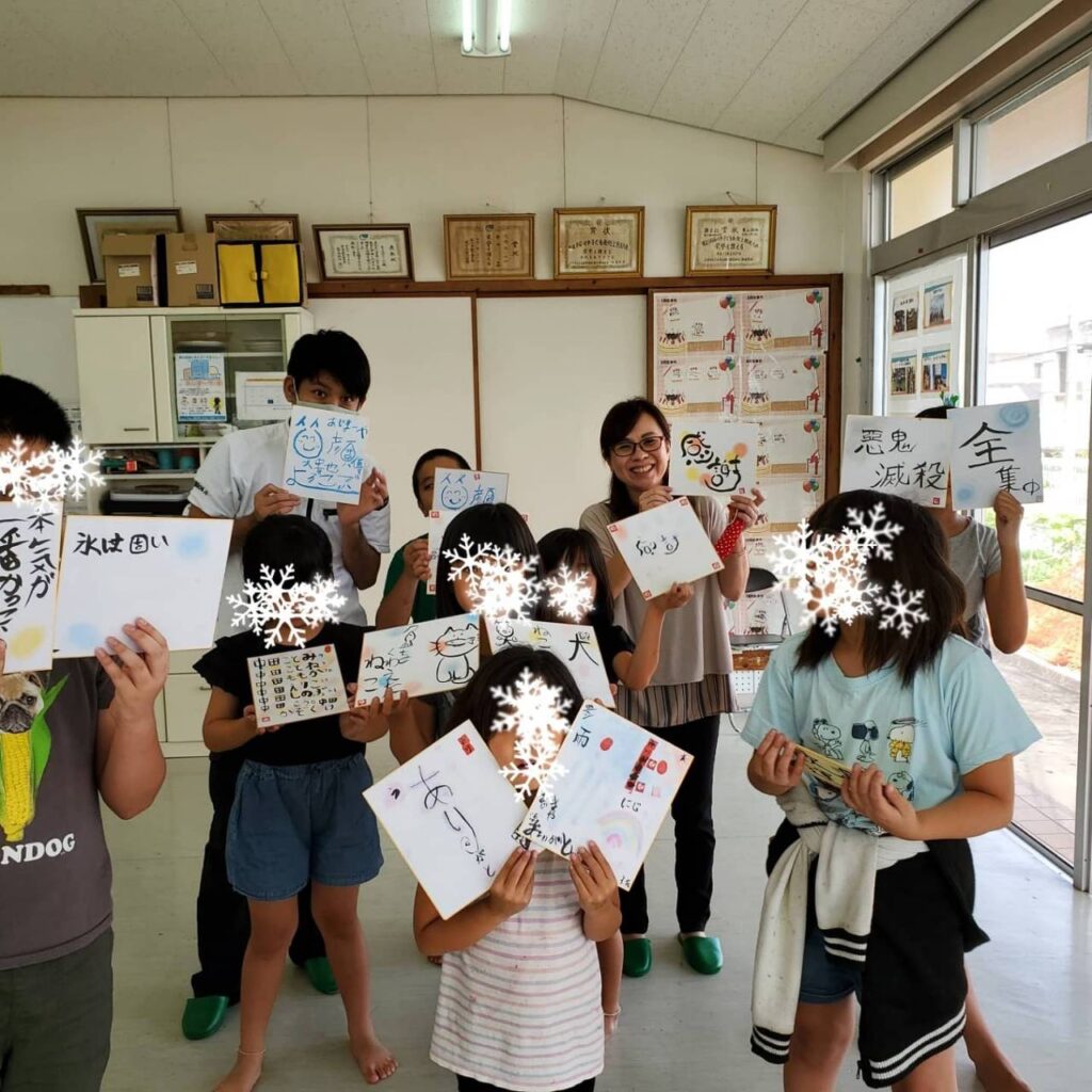 沖縄県中部で筆文字アート体験するなら
ココアンジュ名嘉真あす香（なかまあすか）
